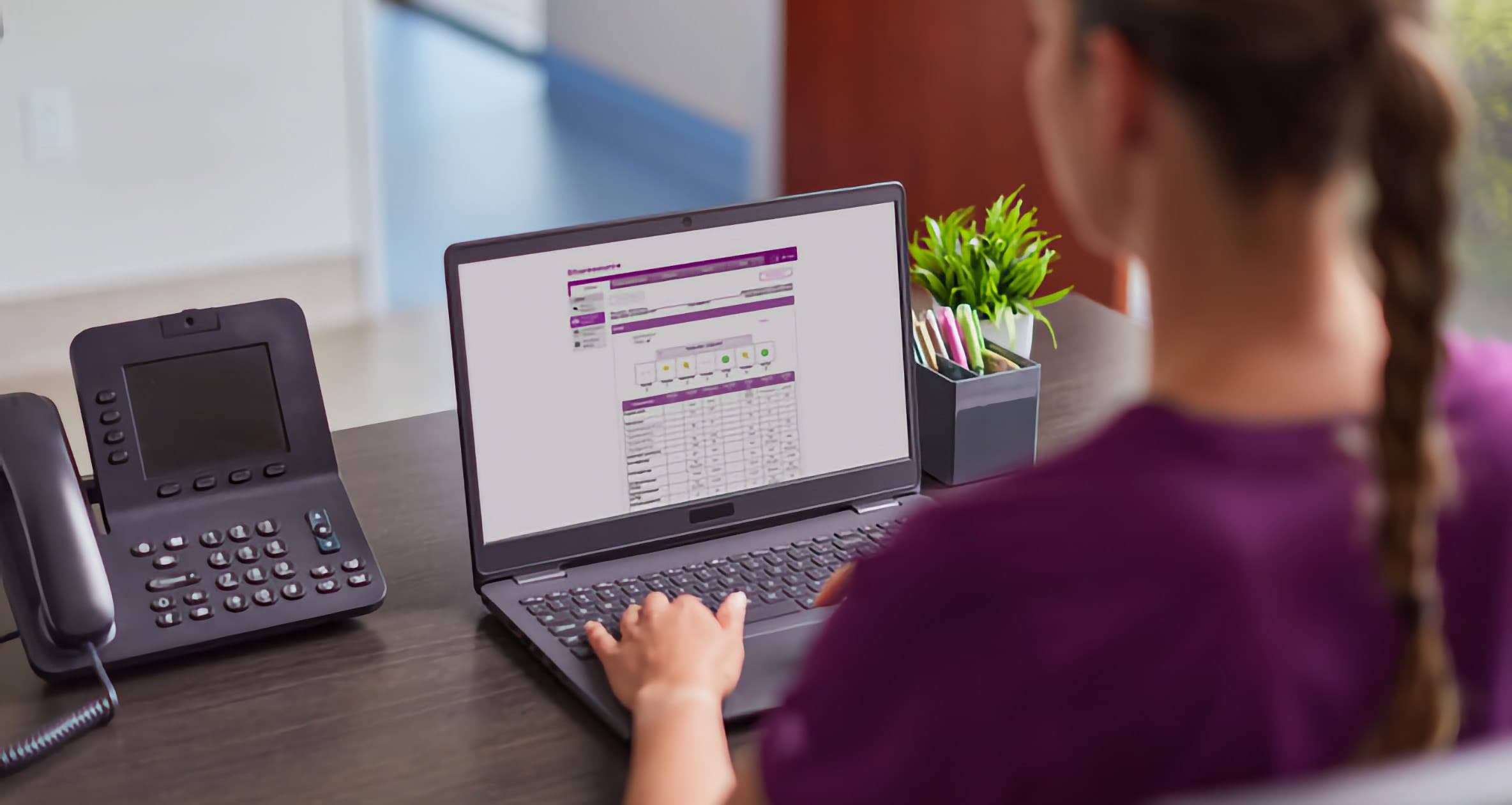 A healthcare professional is using MyPD to monitor a patient's peritoneal dialysis treatment.